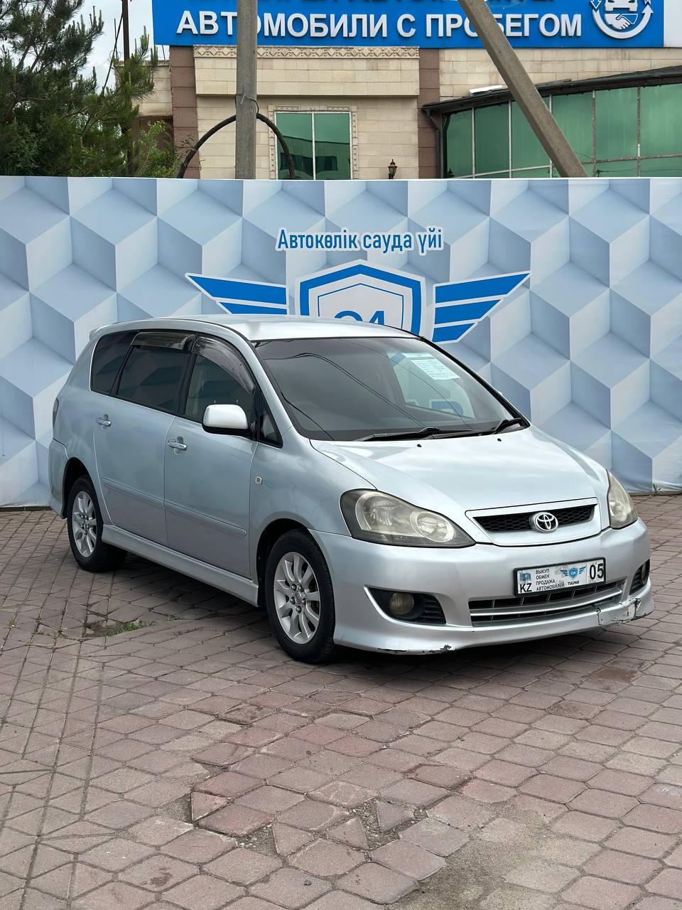 2004 TOYOTA IPSUM